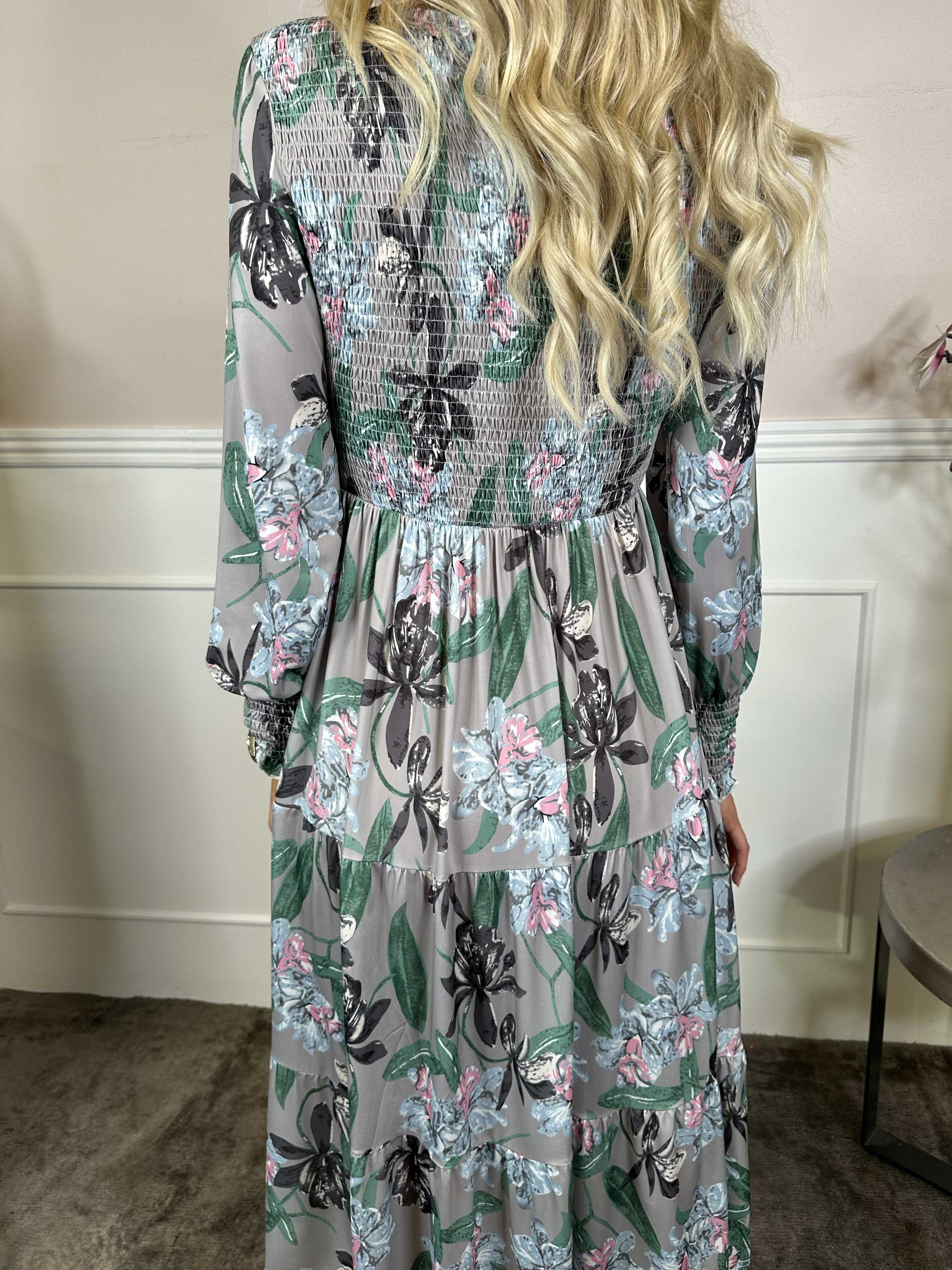 Kelly Flower Dress - Elastisk kjole med smock henover brystet